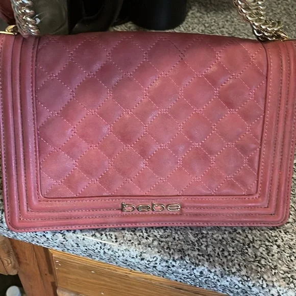 NWOT! BEBE LUCY MINI QUILTED W/ GOLD CHAIN CROSSBODY SLING BAG IN CRANBERRY! - Picture 4 of 13